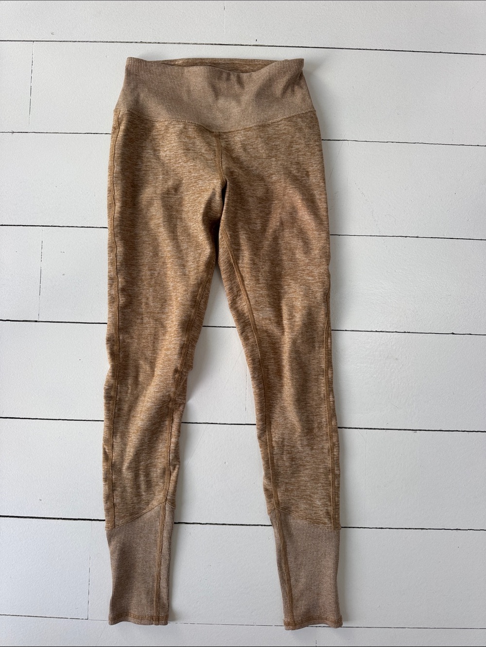 ALO Yoga women’s  Tan/Camel full length Leggings